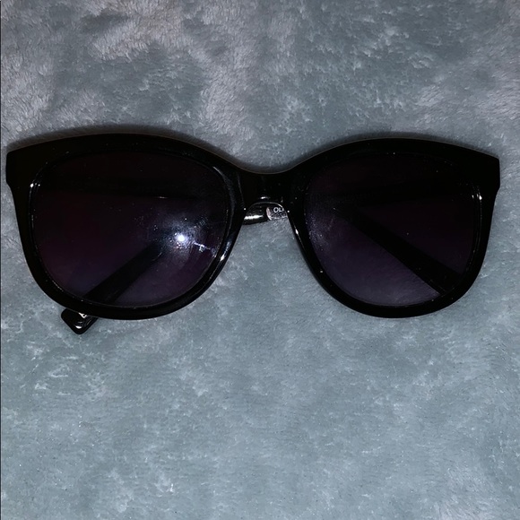 Tommy Hilfiger Accessories - Tommy Hilfiger sunglasses!